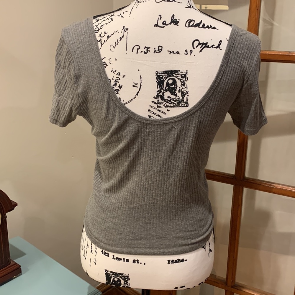 Hollister Women's Grey Scoop Neck Short Sleeve Crop Top w/ Deep Back , Size L - Picture 2 of 7